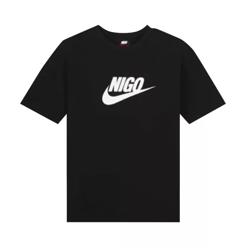 Nike x Nigo T-shirt Black tričko čierne — produktová fotografia na bielom pozadí, bočný pohľad