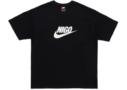Nike x Nigo T-shirt Black tričko čierne — produktová fotografia na bielom pozadí, bočný pohľad