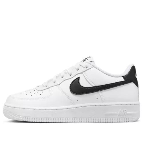 Nike Air Force 1 Low White Black (2024) detské nízke streetové tenisky biele-čierne — produktová fotografia na bielom pozadí, bočný pohľad