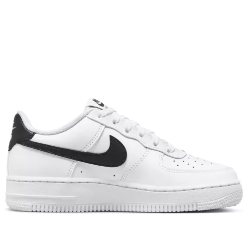 Nike Air Force 1 Low White Black (2024) detské nízke streetové tenisky biele-čierne — produktová fotografia na bielom pozadí, bočný pohľad