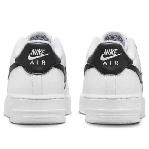 Nike Air Force 1 Low White Black (2024) detské nízke streetové tenisky biele-čierne — produktová fotografia na bielom pozadí, bočný pohľad