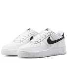 Nike Air Force 1 Low White Black (2024) detské nízke streetové tenisky biele-čierne — produktová fotografia na bielom pozadí, bočný pohľad
