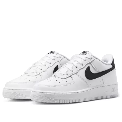 Nike Air Force 1 Low White Black (2024) detské nízke streetové tenisky biele-čierne — produktová fotografia na bielom pozadí, bočný pohľad