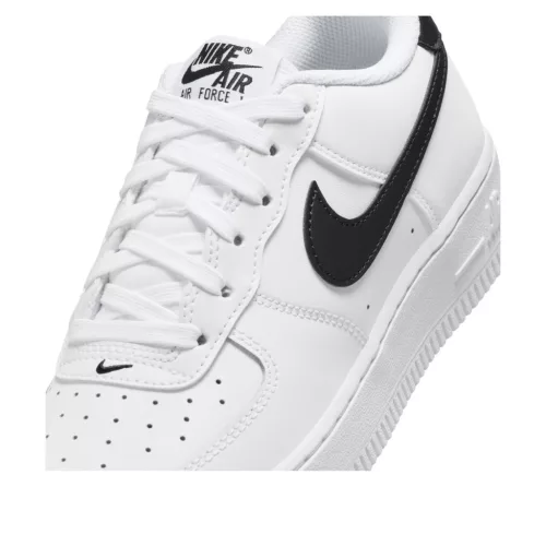 Nike Air Force 1 Low White Black (2024) detské nízke streetové tenisky biele-čierne — produktová fotografia na bielom pozadí, bočný pohľad