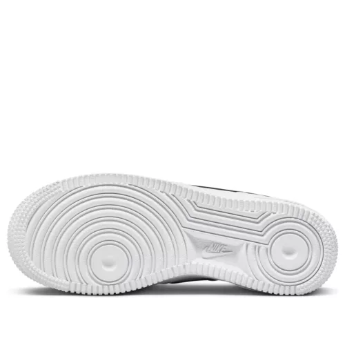 Nike Air Force 1 Low White Black (2024) detské nízke streetové tenisky biele-čierne — produktová fotografia na bielom pozadí, bočný pohľad