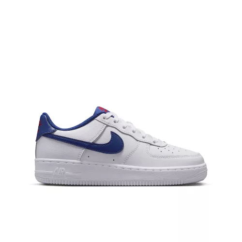 Nike Air Force 1 White Deep Royal Blue GS nízke streetové tenisky biele-kráľovsky modré — produktová fotografia na bielom pozadí, bočný pohľad