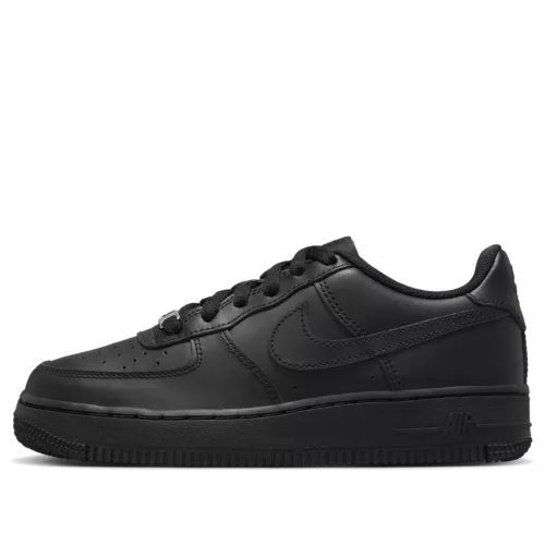 Nike Air Force 1 Low LE Black detské nízke streetové tenisky čierne — produktová fotografia na bielom pozadí, bočný pohľad