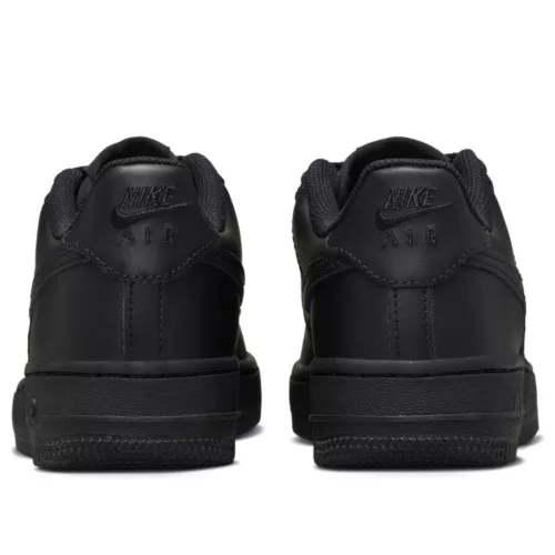 Nike Air Force 1 Low LE Black detské nízke streetové tenisky čierne — produktová fotografia na bielom pozadí, bočný pohľad