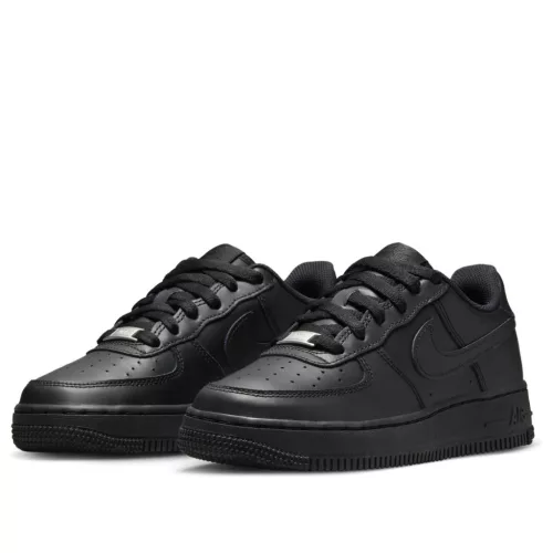 Nike Air Force 1 Low LE Black detské nízke streetové tenisky čierne — produktová fotografia na bielom pozadí, bočný pohľad
