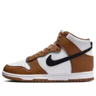 Nike Dunk High Next Nature Light British Tan dámske vysoké streetové tenisky béžové — produktová fotografia na bielom pozadí, bočný pohľad
