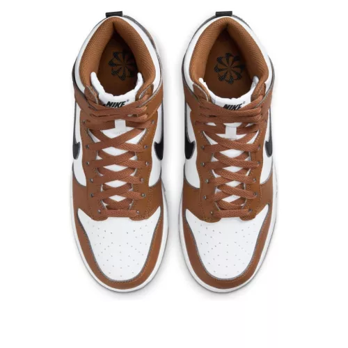 Nike Dunk High Next Nature Light British Tan dámske vysoké streetové tenisky béžové — produktová fotografia na bielom pozadí, bočný pohľad
