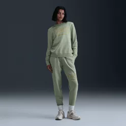 Nike Sportswear Club Fleece Mid-Rise Joggers Jade Horizon dámske nohavice — produktová fotografia na bielom pozadí, bočný pohľad