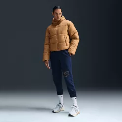 Nike Sportswear Club Fleece Mid-Rise Joggers Obsidian dámske nohavice tmavomodré — produktová fotografia na bielom pozadí, bočný pohľad