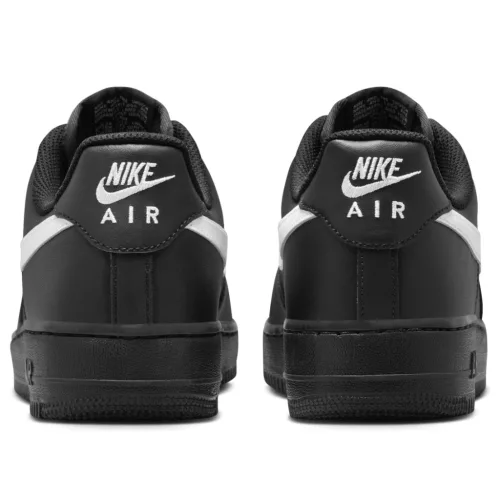 Nike Air Force 1 Low '07 Black White nízke streetové tenisky čierne-biele — produktová fotografia na bielom pozadí, bočný pohľad