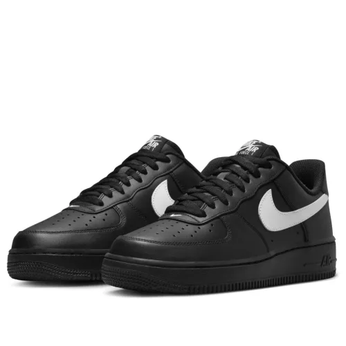Nike Air Force 1 Low '07 Black White nízke streetové tenisky čierne-biele — produktová fotografia na bielom pozadí, bočný pohľad