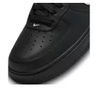Nike Air Force 1 Low '07 Black White nízke streetové tenisky čierne-biele — produktová fotografia na bielom pozadí, bočný pohľad