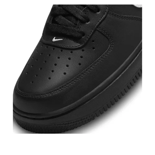 Nike Air Force 1 Low '07 Black White nízke streetové tenisky čierne-biele — produktová fotografia na bielom pozadí, bočný pohľad