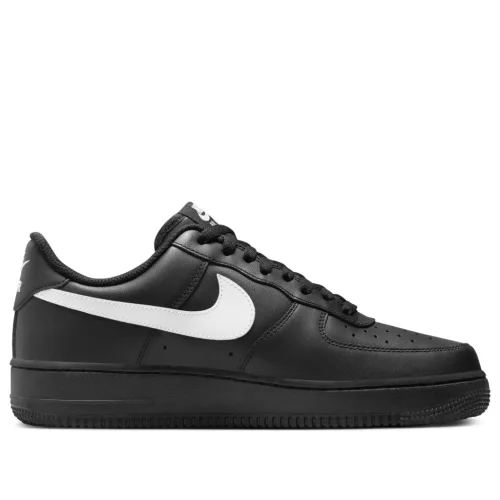 Nike Air Force 1 Low '07 Black White nízke streetové tenisky čierne-biele — produktová fotografia na bielom pozadí, bočný pohľad