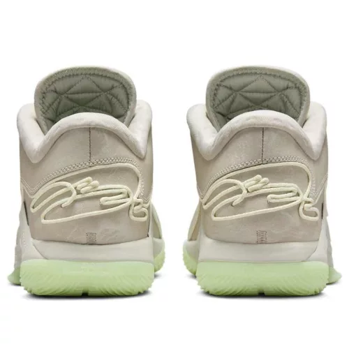 Nike LeBron 22 Dunkman (Translucent Outsole) nízke basketbalové tenisky — produktová fotografia na bielom pozadí, bočný pohľad