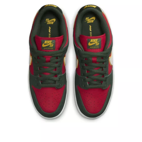 Nike SB Dunk Low Pro PRM Seattle Supersonics nízke skejtové tenisky — produktová fotografia na bielom pozadí, bočný pohľad