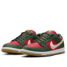Nike SB Dunk Low Pro PRM Seattle Supersonics nízke skejtové tenisky — produktová fotografia na bielom pozadí, bočný pohľad