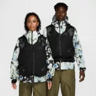 Nike x NOCTA Opal Tito Neeks Modular Vest Black vesta čierna — produktová fotografia na bielom pozadí, bočný pohľad