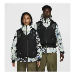 Nike x NOCTA Opal Tito Neeks Modular Vest Black vesta čierna — produktová fotografia na bielom pozadí, bočný pohľad