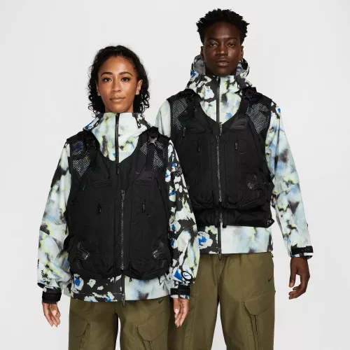 Nike x NOCTA Opal Tito Neeks Modular Vest Black vesta čierna — produktová fotografia na bielom pozadí, bočný pohľad