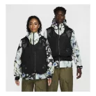 Nike x NOCTA Opal Tito Neeks Modular Vest Black vesta čierna — produktová fotografia na bielom pozadí, bočný pohľad