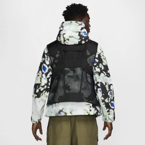 Nike x NOCTA Opal Tito Neeks Modular Vest Black vesta čierna — produktová fotografia na bielom pozadí, bočný pohľad
