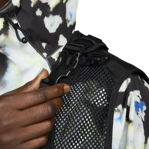 Nike x NOCTA Opal Tito Neeks Modular Vest Black vesta čierna — produktová fotografia na bielom pozadí, bočný pohľad