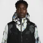 Nike x NOCTA Opal Tito Neeks Modular Vest Black vesta čierna — produktová fotografia na bielom pozadí, bočný pohľad