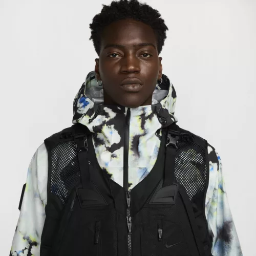 Nike x NOCTA Opal Tito Neeks Modular Vest Black vesta čierna — produktová fotografia na bielom pozadí, bočný pohľad