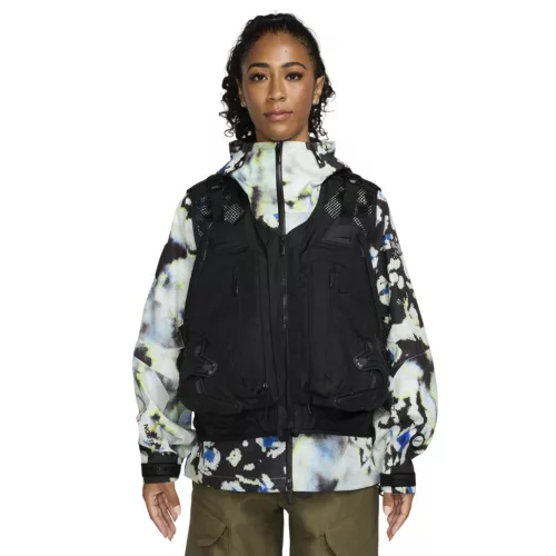 Nike x NOCTA Opal Tito Neeks Modular Vest Black vesta čierna — produktová fotografia na bielom pozadí, bočný pohľad