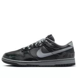 Nike Dunk Low Berlin nízke streetové tenisky — produktová fotografia na bielom pozadí, bočný pohľad