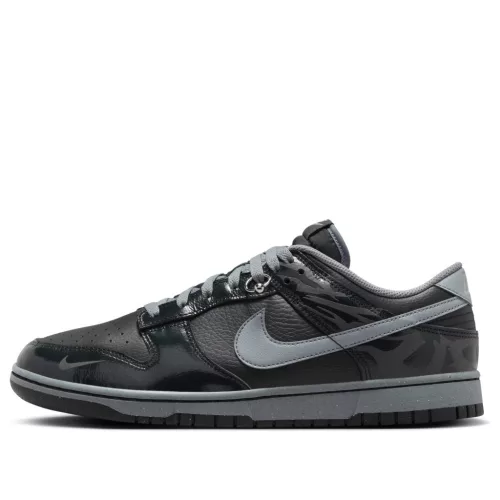 Nike Dunk Low Berlin nízke streetové tenisky — produktová fotografia na bielom pozadí, bočný pohľad