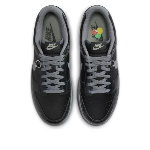 Nike Dunk Low Berlin nízke streetové tenisky — produktová fotografia na bielom pozadí, bočný pohľad