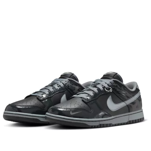 Nike Dunk Low Berlin nízke streetové tenisky — produktová fotografia na bielom pozadí, bočný pohľad