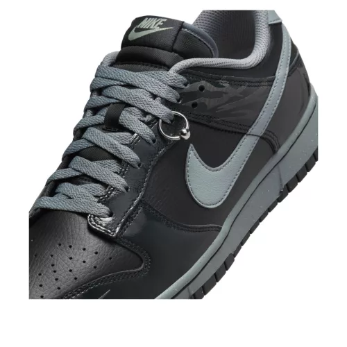 Nike Dunk Low Berlin nízke streetové tenisky — produktová fotografia na bielom pozadí, bočný pohľad
