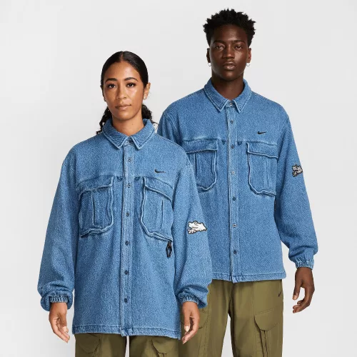 Nike x NOCTA Opal Lily Pad Denim Shirt Blue Denim tričko modré — produktová fotografia na bielom pozadí, bočný pohľad