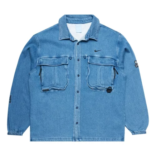 Nike x NOCTA Opal Lily Pad Denim Shirt Blue Denim tričko modré — produktová fotografia na bielom pozadí, bočný pohľad