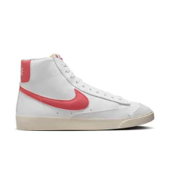 Nike Blazer Mid '77 Shoes White/Red Stardust/Sail/Adobe dámske polovysoké streetové tenisky biele-červené — produktová fotografia na bielom pozadí, bočný pohľad
