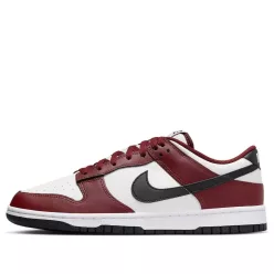 Nike Dunk Low Dark Team Red Black nízke streetové tenisky červené-čierne — produktová fotografia na bielom pozadí, bočný pohľad