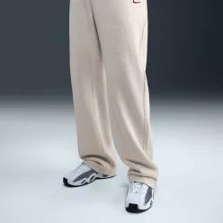 Nike x NOCTA Fleece CS Open Hem Pants Light Orewood Brown nohavice hnedé — produktová fotografia na bielom pozadí, bočný pohľad