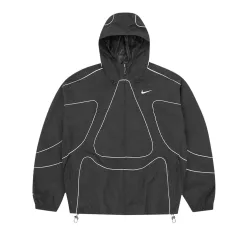 Nike x Corteiz NRG Onyx Track Jacket 'Black' bunda čierna — produktová fotografia na bielom pozadí, bočný pohľad