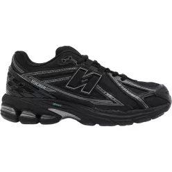 New Balance 1906R Black detské nízke streetové tenisky čierne — produktová fotografia na bielom pozadí, bočný pohľad