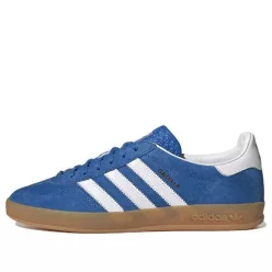 adidas Gazelle Indoor Blue Bird Gum nízke streetové tenisky modré — produktová fotografia na bielom pozadí, bočný pohľad