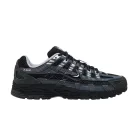 Nike P-6000 Suede Anthracite Metallic Silver nízke streetové tenisky tmavosivé-strieborné — produktová fotografia na bielom pozadí, bočný pohľad