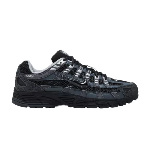 Nike P-6000 Suede Anthracite Metallic Silver nízke streetové tenisky tmavosivé-strieborné — produktová fotografia na bielom pozadí, bočný pohľad