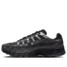 Nike P-6000 Suede Anthracite Metallic Silver nízke streetové tenisky tmavosivé-strieborné — produktová fotografia na bielom pozadí, bočný pohľad